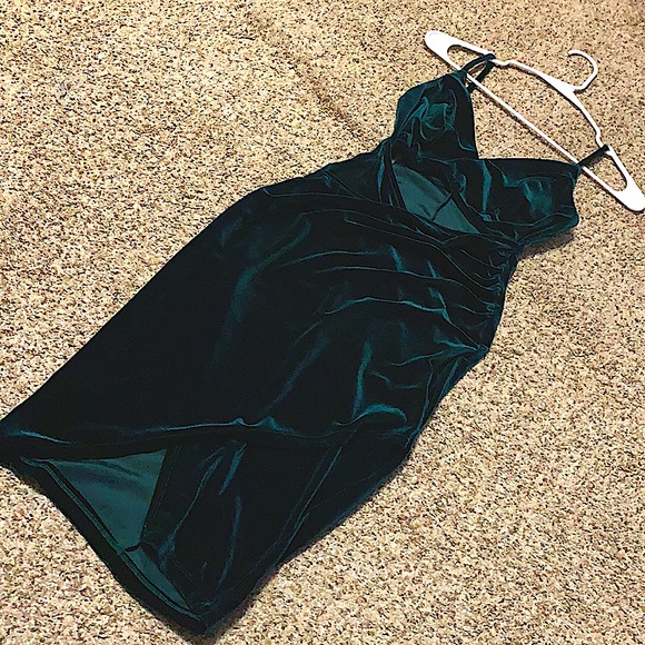 Emerald Green Dress with Center Cutout - Picture 2 of 3